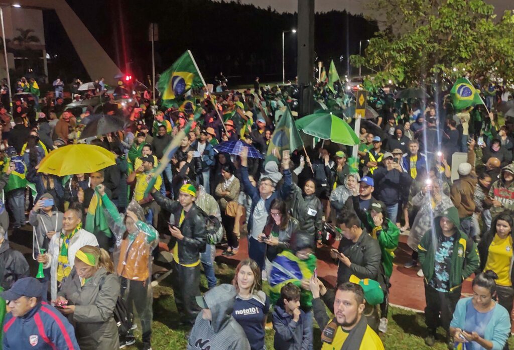 Apoiadores De Bolsonaro Se Manifestam Em Frente Ao Comando Militar Do Oeste Após O Resultado Das