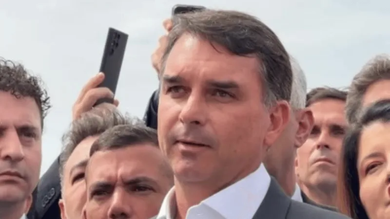 Flávio Bolsonaro propõe 'pacote da paz' com anistia a condenados do 8/1 e  impeachment de Moraes | Band