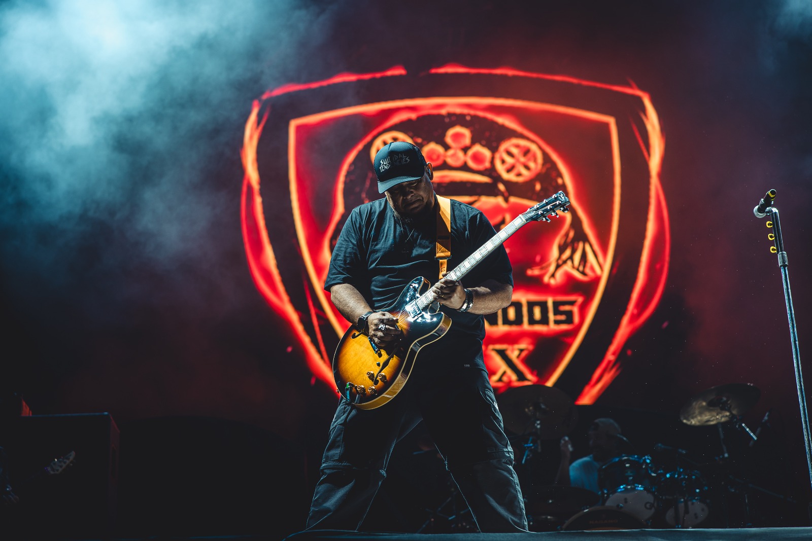 Raimundos sobe ao palco antes do Guns N’ Roses em apresentação na ...